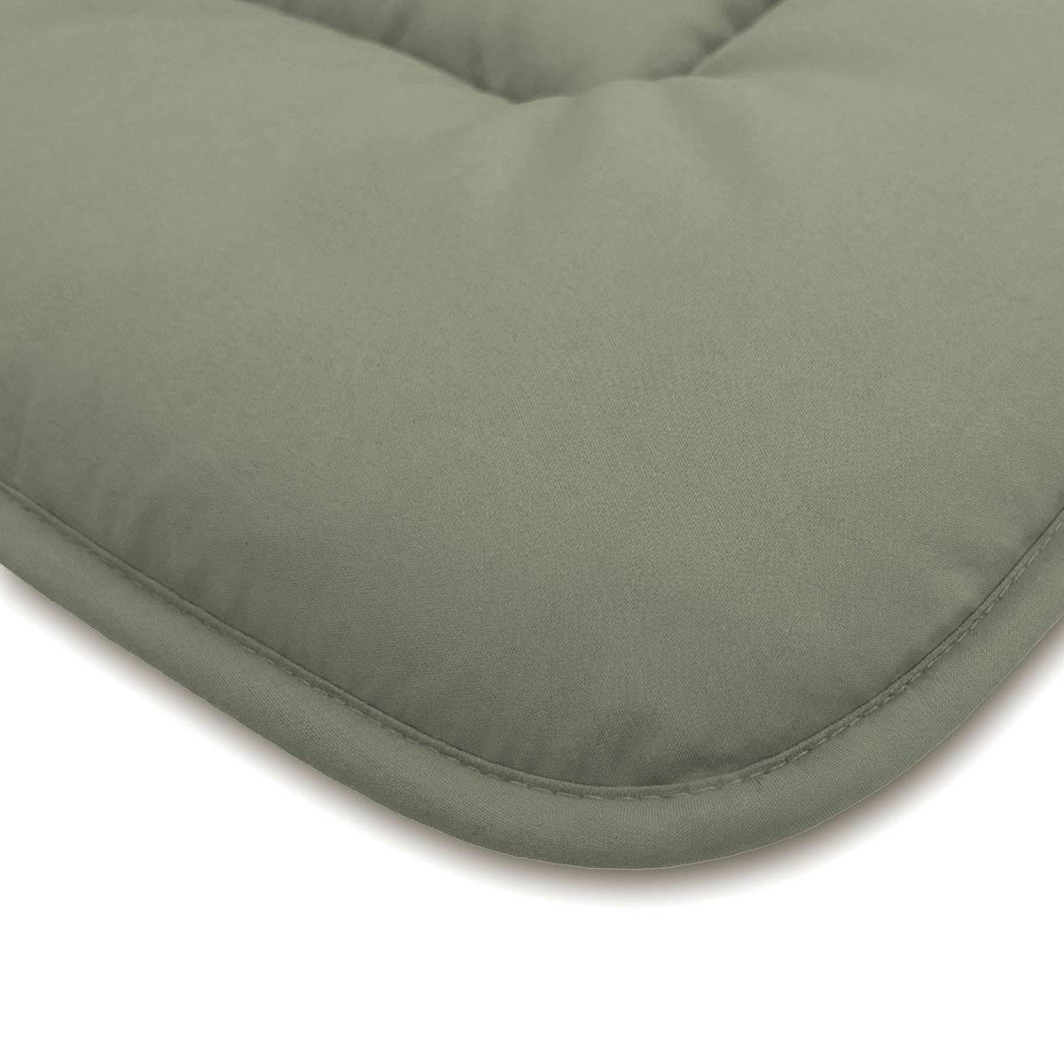 Close-up van het Zelesta Comfort Duo Dekbed in olijfgroen & crème, met een rechthoekige vorm met afgeronde hoeken, zichtbare stiksels en een zacht, all-season overtrek voor knus comfort.