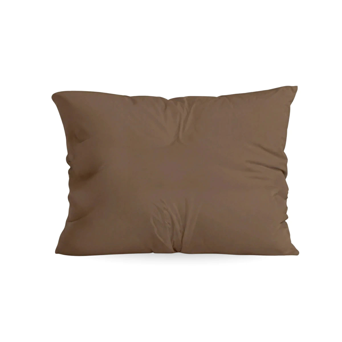 De Zelesta Comfort Uni kussenslopen set van 2 in Mokka, gemaakt van superzachte microvezel met een gladde afwerking en lichte vouwen, wordt getoond in het rechthoekige formaat 60x70cm op een effen witte achtergrond.
