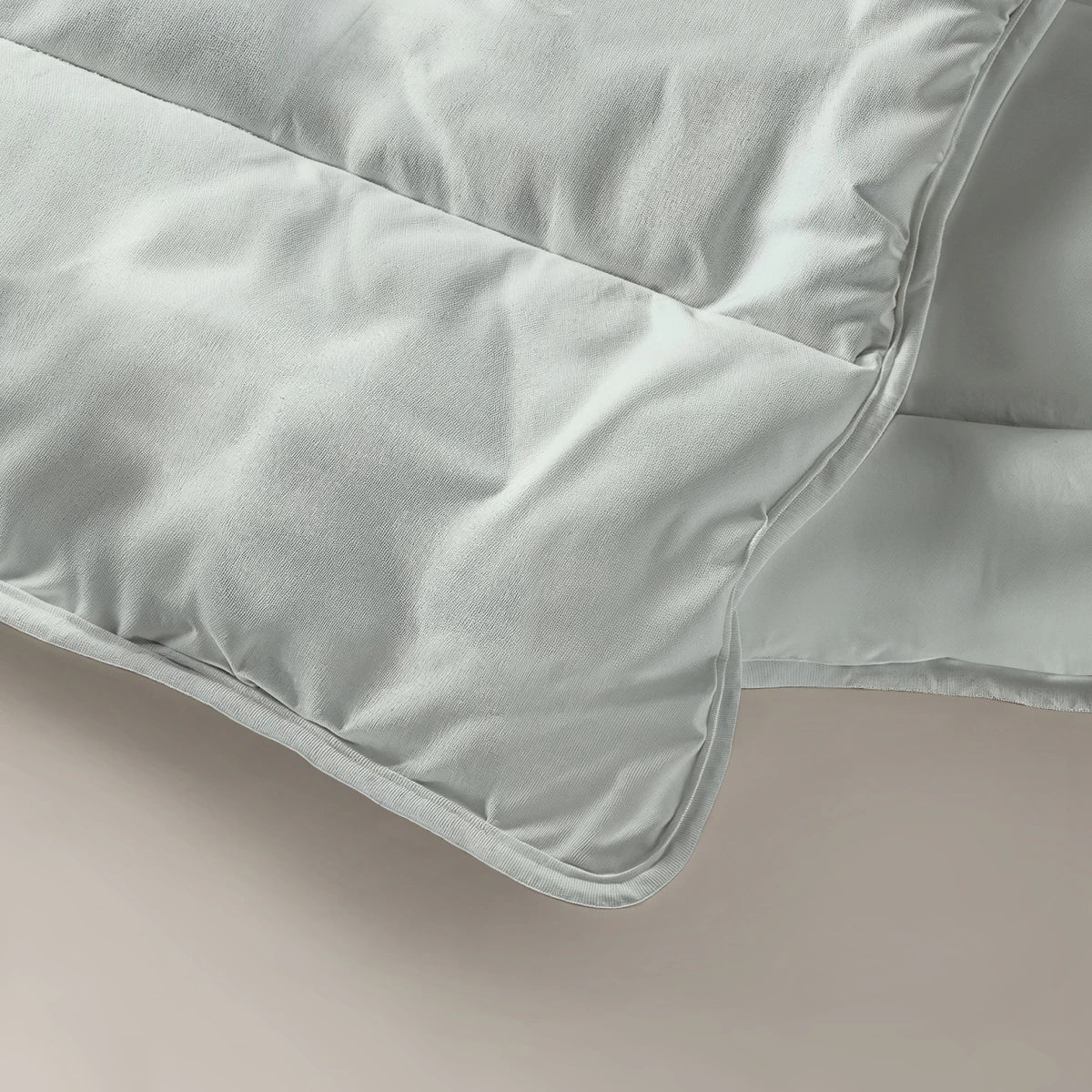 Mistgroen gewatteerd Zelesta Everyday Uni Dekbed, getoond gevouwen in de hoek op een neutrale achtergrond. Dit dekbed en overtrek in één biedt het hele jaar door comfort en gemak.