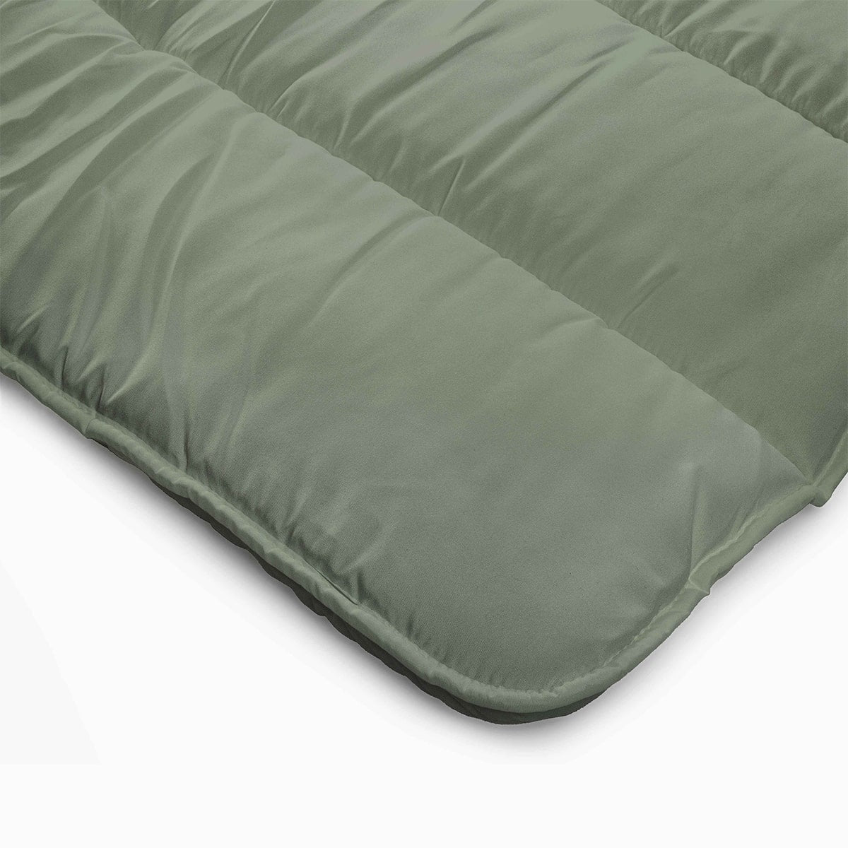 Close-up van het Zelesta Royalbed - Pastel Green, een doorgestikt all-season dekbed met afgeronde hoeken, getoond op een wit vlak.