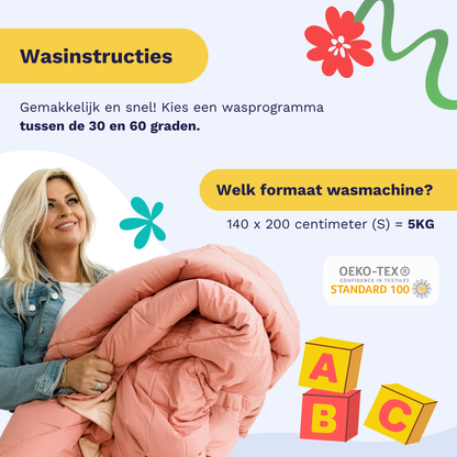 Een vrouw houdt een roze Zelesta Kiddybed Katoen - Swimmers anti-allergie kinderdekbed vast. Nederlandse tekst vermeldt wassen (30-60°C), 140x200cm, 5kg, certificering, en benadrukt het wasbaar dekbed. Kleurrijke blokken en bloemmotieven zijn zichtbaar.