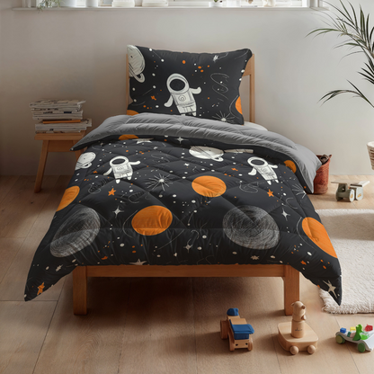 Een netjes opgemaakt eenpersoonsbed met het Zelesta Kiddybed Katoen - Space Man beddengoed, met astronauten, planeten en sterren, fleurt een minimale kinderkamer met een houten vloer en speelgoed op. Inclusief een wasbaar kinderdekbed voor eenvoudig onderhoud.