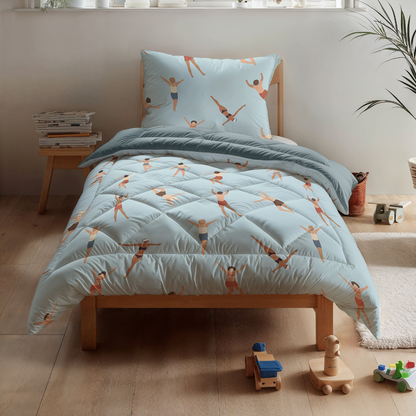 Een opgeruimde kamer met een kinderbed met het Zelesta Kiddybed Katoen - Swimmers beddengoed in lichtblauw, houten speelgoed, planten en een praktisch wasbaar dekbed op een houten vloer.