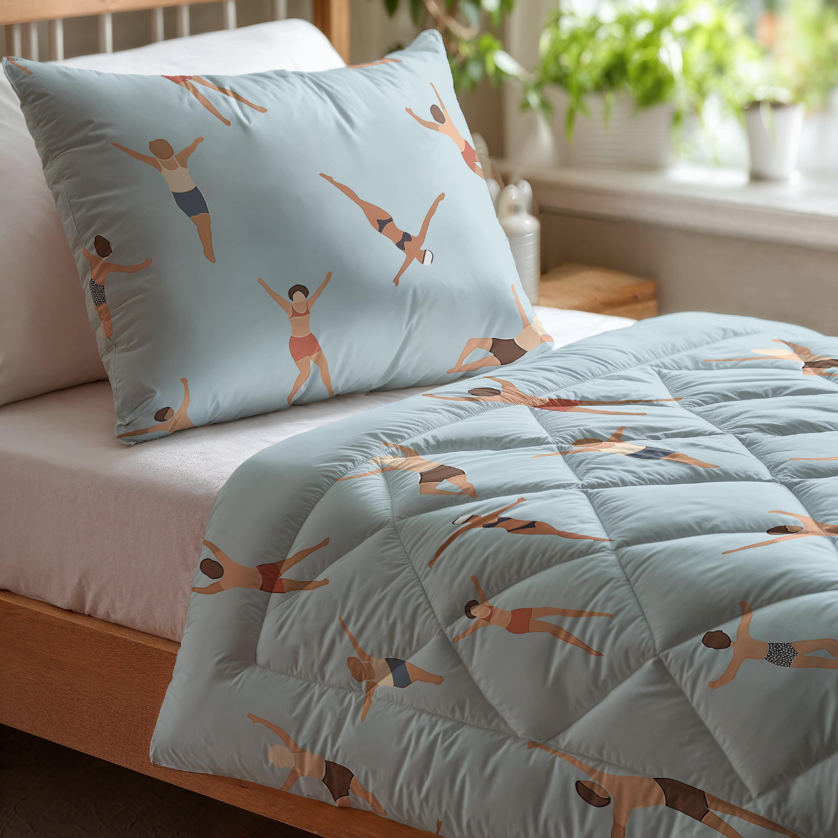 De Zelesta Kiddybed Katoen - Swimmers set heeft lichtblauw beddengoed met zwempakfiguurtjes die zwemmen en sporten, uitgestald op een houten bed bij een raam met groene planten. Inclusief een wasbaar dekbed voor eenvoudig onderhoud.