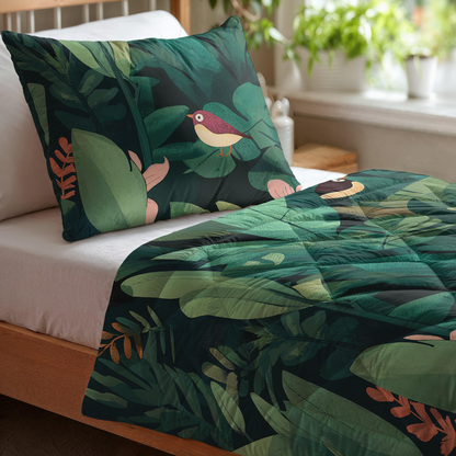 Het Zelesta Kiddybed Katoen - Jungle Journey heeft een hypoallergeen dekbed en kussen met jungle- en vogelprint, geplaatst naast een raam met groene planten op de vensterbank.