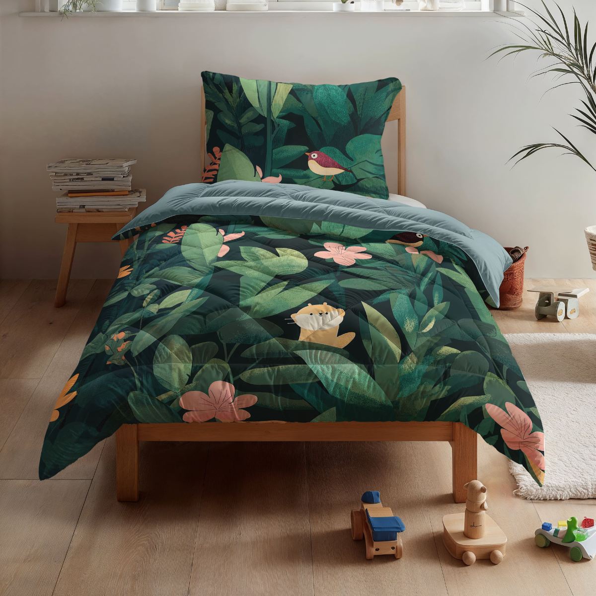 Een Zelesta Kiddybed Katoen - Jungle Journey kinderbed is netjes gemaakt met jungle-thema beddengoed met bladeren, bloemen en een vogel, omringd door houten speelgoed, boeken en een potplant. Inclusief een hypoallergeen dekbed voor comfort.