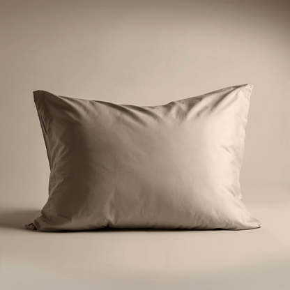 Een prachtige bruine Zelesta Satijnbed Kussensloop Set van 2, gemaakt van zijde Katoen Satijn, rust op een neutrale achtergrond - perfect voor wie luxe kussenslopen wenst.