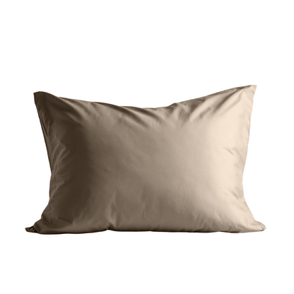 De Zelesta Satinbed Kussensloop Set van 2 in Beautiful Brown is voorzien van zijdezacht Katoen Satijn tegen een witte achtergrond - perfect voor liefhebbers van luxe kussenslopen.