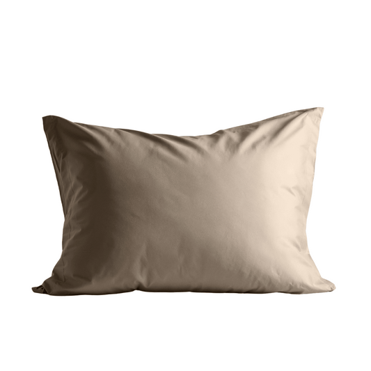 De Zelesta Satinbed Kussensloop Set van 2 in Beautiful Brown is voorzien van zijdezacht Katoen Satijn tegen een witte achtergrond - perfect voor liefhebbers van luxe kussenslopen.