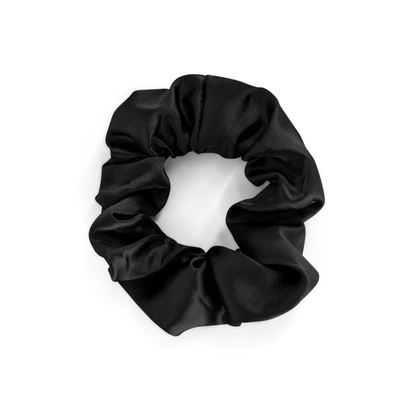 De Zelesta Sleeping Beauty Set - Universal Black heeft een zwarte satijnen scrunchie met een gerimpeld elastisch ontwerp, afgebeeld op een witte achtergrond - ideaal om te combineren met je Mulberry zijden kussensloop voor anti-aging haarverzorging.