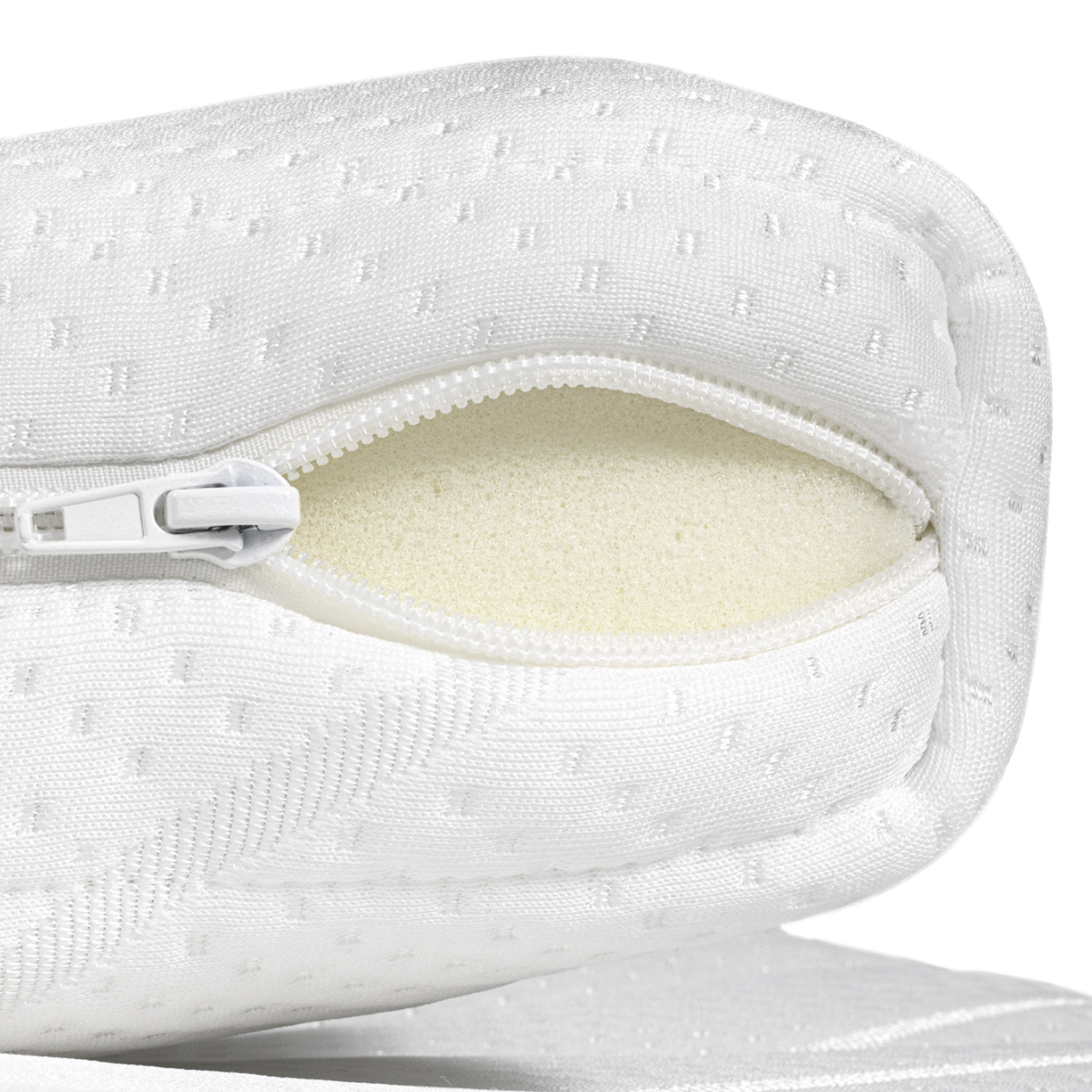 Close-up van de Silver Line Topper - Hybrid Koudschuim met een witte hoes met rits, gedeeltelijk geopend om de schuimvulling te onthullen die stevige ondersteuning biedt voor een gezonde slaapomgeving.