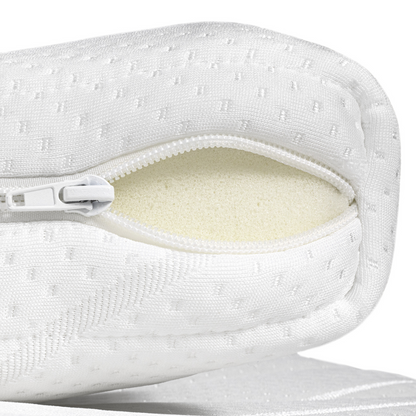 Close-up van de Silver Line Topper - Hybrid Koudschuim met een witte hoes met rits, gedeeltelijk geopend om de schuimvulling te onthullen die stevige ondersteuning biedt voor een gezonde slaapomgeving.