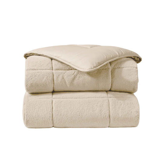 Het Zelesta Teddybed - Crème is gevouwen afgebeeld tegen een witte achtergrond. De dikke, pluche teddystof textuur en knusse uitstraling worden benadrukt, met een omgeslagen hoek om de gladde binnenvoering te laten zien.