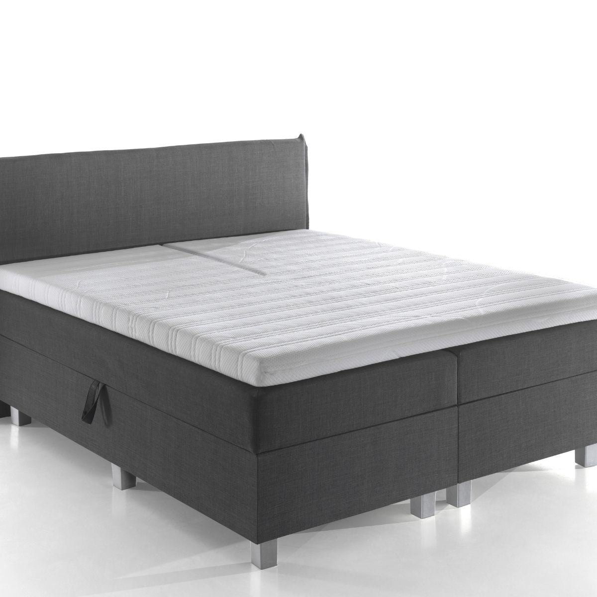 De Silver Line Split Topper - Hybrid Koudschuim is afgebeeld op een modern tweepersoonsbed met een donkergrijs gestoffeerd frame en hoofdbord, met een wit matras gemaakt van natuurlijke materialen voor stevige ondersteuning en een gezonde slaapomgeving.