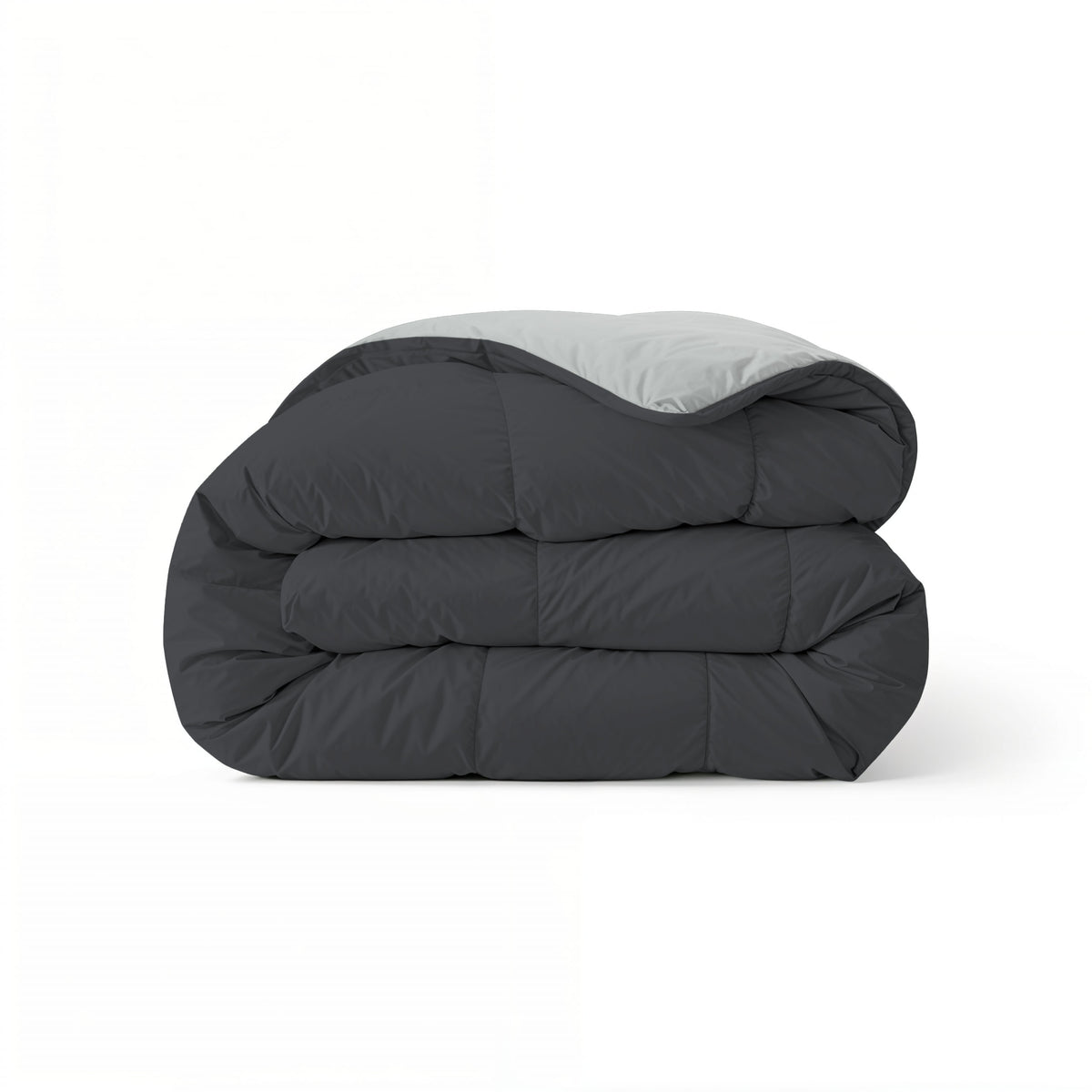 Het Zelesta Comfort Duo Dekbed heeft een netjes gevouwen ontwerp met een zachtzwarte buitenkant en zilvergrijze binnenkant, wat doet denken aan klassieke dekbedden, en wordt gepresenteerd tegen een effen witte achtergrond.