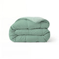 Het Zelesta Comfort Duo Dekbed in mintgroen en lichtgroen is netjes gevouwen en uitgestald op een witte achtergrond.