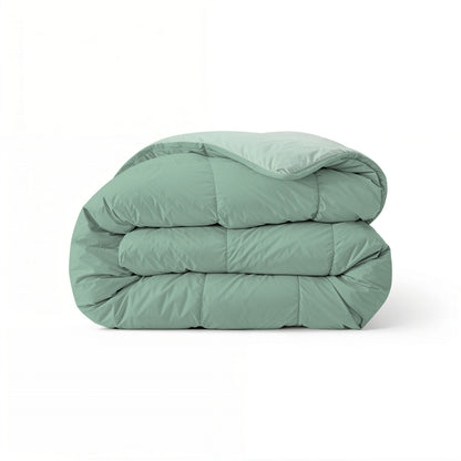 Het Zelesta Comfort Duo Dekbed in mintgroen en lichtgroen is netjes gevouwen en uitgestald op een witte achtergrond.