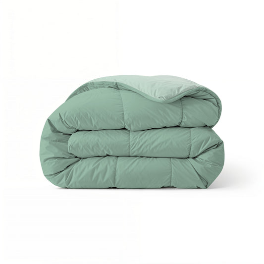Het Zelesta Comfort Duo Dekbed in mintgroen en lichtgroen is netjes gevouwen en uitgestald op een witte achtergrond.