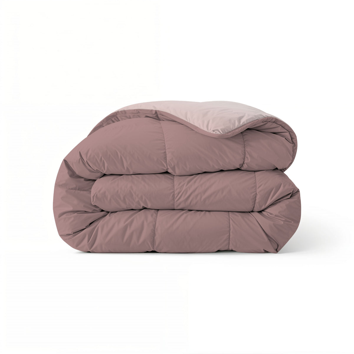 Het Zelesta Comfort Duo Dekbed in oudroze en lichtroze is gevouwen afgebeeld, waarbij het tweekleurige ontwerp goed uitkomt tegen een effen witte achtergrond.
