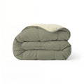 Het Zelesta Comfort Duo Dekbed in olijfgroen en crème, ideaal voor alle seizoenen, is netjes opgevouwen en uitgestald tegen een effen witte achtergrond.