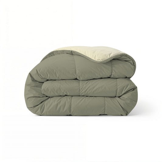 Het Zelesta Comfort Duo Dekbed in olijfgroen en crème, ideaal voor alle seizoenen, is netjes opgevouwen en uitgestald tegen een effen witte achtergrond.