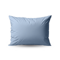 Een effen lichtblauw kussen tegen een witte achtergrond, ideaal om te combineren met de Zelesta Premiumbed Kussensloop Set van 2 - Dream Blue of je favoriete perkal katoen bedset.