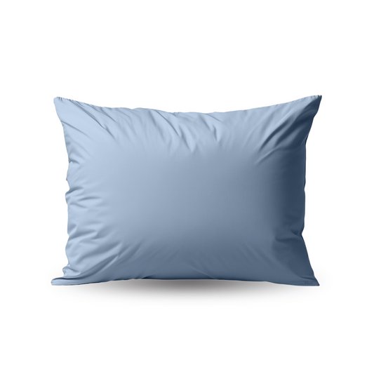 Een effen lichtblauw kussen tegen een witte achtergrond, ideaal om te combineren met de Zelesta Premiumbed Kussensloop Set van 2 - Dream Blue of je favoriete perkal katoen bedset.