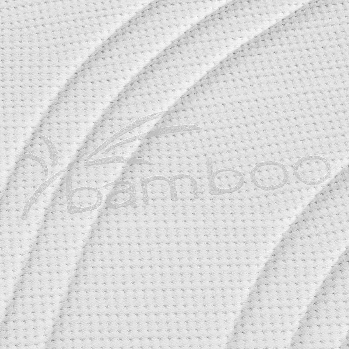 Close-up van de Topdekmatras - Hybride Koudschuim Bamboe Tijk's witte, gestructureerde stof met bamboe reliëf, benadrukt ademend materiaal voor optimale luchtcirculatie en drukverlagend comfort.