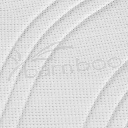 Close-up van de Topdekmatras - Hybride Koudschuim Bamboe Tijk's witte, gestructureerde stof met bamboe reliëf, benadrukt ademend materiaal voor optimale luchtcirculatie en drukverlagend comfort.