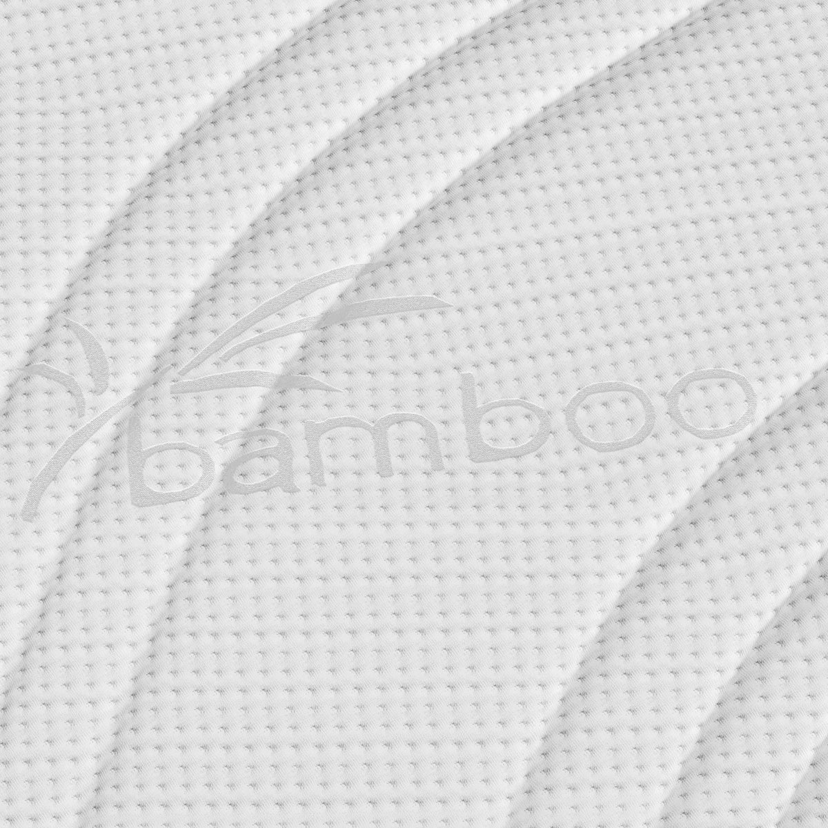 Close-up van de Topdekmatras - Latex Schuim Bamboe Tijk met witte structuurstof met 'bamboe' en een bamboedessin, ideaal voor drukverlagende ondersteuning en natuurlijk huisstofmijtwerend.