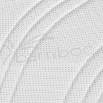 Close-up van de Topdekmatras - Latex Schuim Bamboe Tijk met witte structuurstof met 'bamboe' en een bamboedessin, ideaal voor drukverlagende ondersteuning en natuurlijk huisstofmijtwerend.