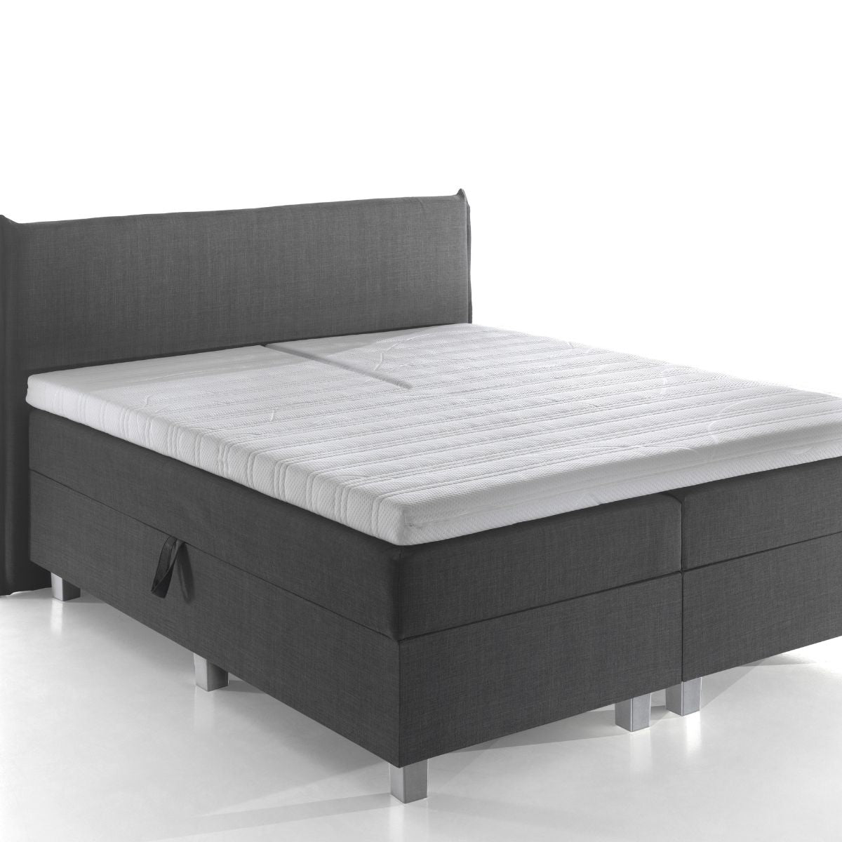 De Silver Line Split Topper - NASA Traagschuim biedt drukverlagende ondersteuning op een modern bed met donkergrijze bekleding, hoofdbord en matras tegen een witte achtergrond voor optimaal comfortabel slapen.
