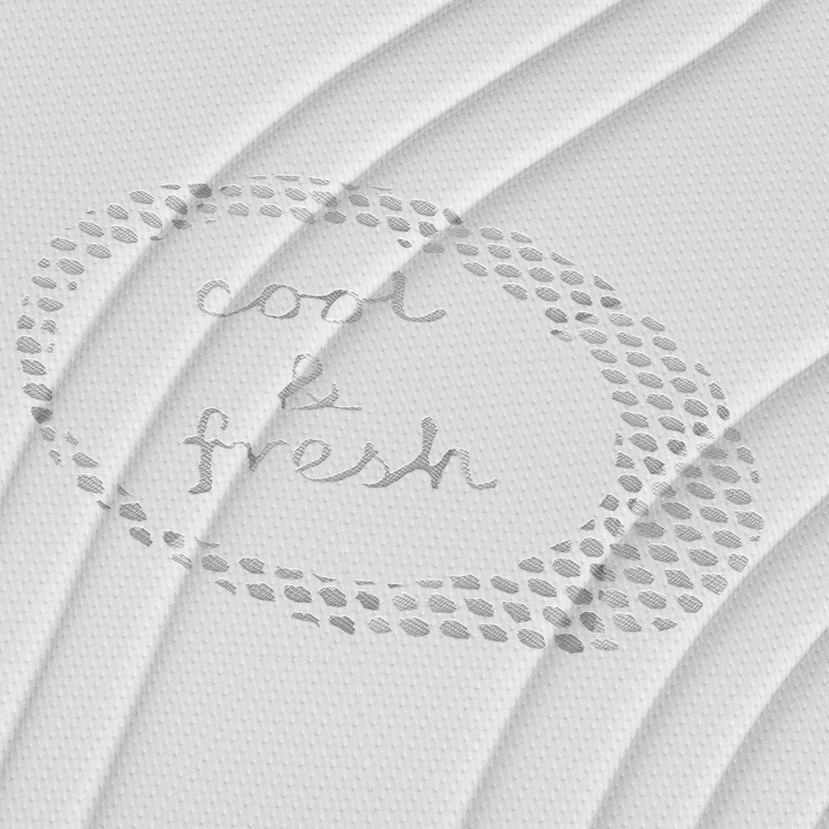 De Topdekmatras - Latex Schuim Cool Fresh Tijk heeft een witte hoes met textuur en "cool & fresh" in cursief binnen een gestippelde ovaal, die drukverlagende ondersteuning en huisstofmijtwerend comfort biedt voor je latex schuimmatras.