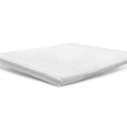 De Silver Line Topper - Hybrid Koudschuim, een witte matrastopper met een doorgestikt patroon gemaakt van natuurlijke materialen, wordt getoond tegen een effen witte achtergrond.