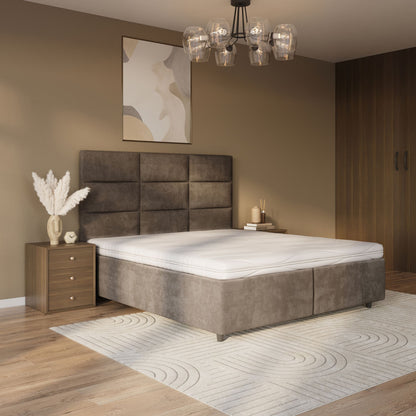 Een moderne slaapkamer met een groot gestoffeerd bed met de Topdekmatras - NASA Schuim Cool Fresh Tijk voor drukverlagende ondersteuning, een houten nachtkastje met decor, abstracte muurkunst en een geometrisch vloerkleed op een houten vloer.
