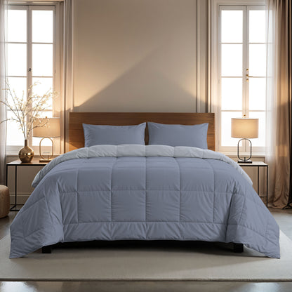 Een netjes opgemaakt bed met het Zelesta Comfort Duo Dekbed in ijsblauw & zachtblauw en bijpassende kussens, in een lichte slaapkamer met grote ramen en beige gordijnen - ideaal voor fans van klassieke dekbedden en een tijdloze look.