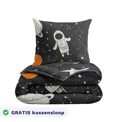 Een opgevouwen Zelesta Kiddybed Katoen - Space Man beddengoedset met kussen, met astronauten, planeten en sterren op een donkere achtergrond. Het is anti-allergisch beddengoed. Tekst: GRATIS kussensloop.