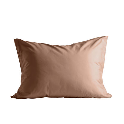 Een paar Zelesta Satinbed Kussensloop Set van 2 - Timeless Terra kussenslopen, in effen lichtbruin met een glad oppervlak, wordt getoond tegen een witte achtergrond, gemaakt van zijdezacht katoen satijn voor een elegante touch.