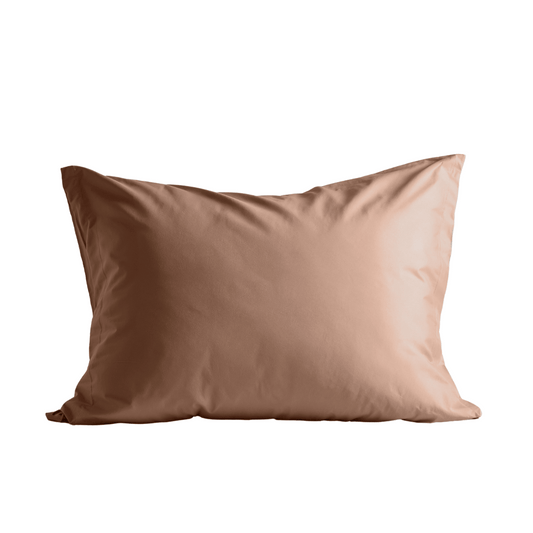 Een paar Zelesta Satinbed Kussensloop Set van 2 - Timeless Terra kussenslopen, in effen lichtbruin met een glad oppervlak, wordt getoond tegen een witte achtergrond, gemaakt van zijdezacht katoen satijn voor een elegante touch.