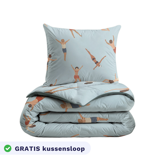 Lichtblauw Zelesta Kiddybed Katoen - Swimmers dekbedovertrekset met geïllustreerde zwemmers; inclusief één kussensloop. "GRATIS kussensloop" met vinkje afgebeeld. Perfect voor een anti-allergisch kinderdekbed.
