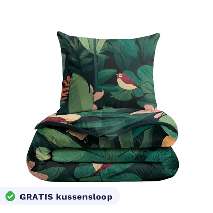 Het Zelesta Kiddybed Katoen - Jungle Journey is een donkergroen beddengoed met tropische bladeren en vogels, opgevouwen met een kussen. Perfect voor de temperatuurregeling van het kinderbed, deze wasbare set is inclusief een GRATIS kussensloop. Stijlvol en praktisch!.