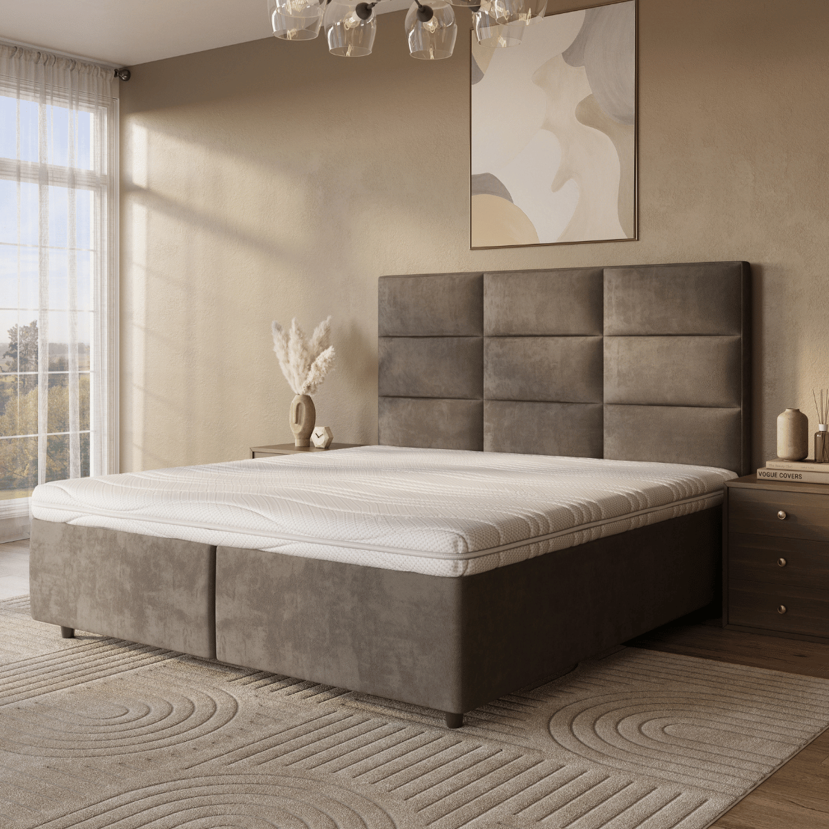 Een moderne slaapkamer met een groot gestoffeerd bed met de Topdekmatras - NASA Schuim Bamboe Tijk, beige muren, abstracte muurkunst, een nachtkastje met boeken en een vaas, en een tapijt met geometrische patronen.
