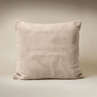 Het Zelesta Teddybed - Taupe, een vierkant kussen met zachte teddystoftextuur, is geplaatst tegen een neutrale achtergrond.