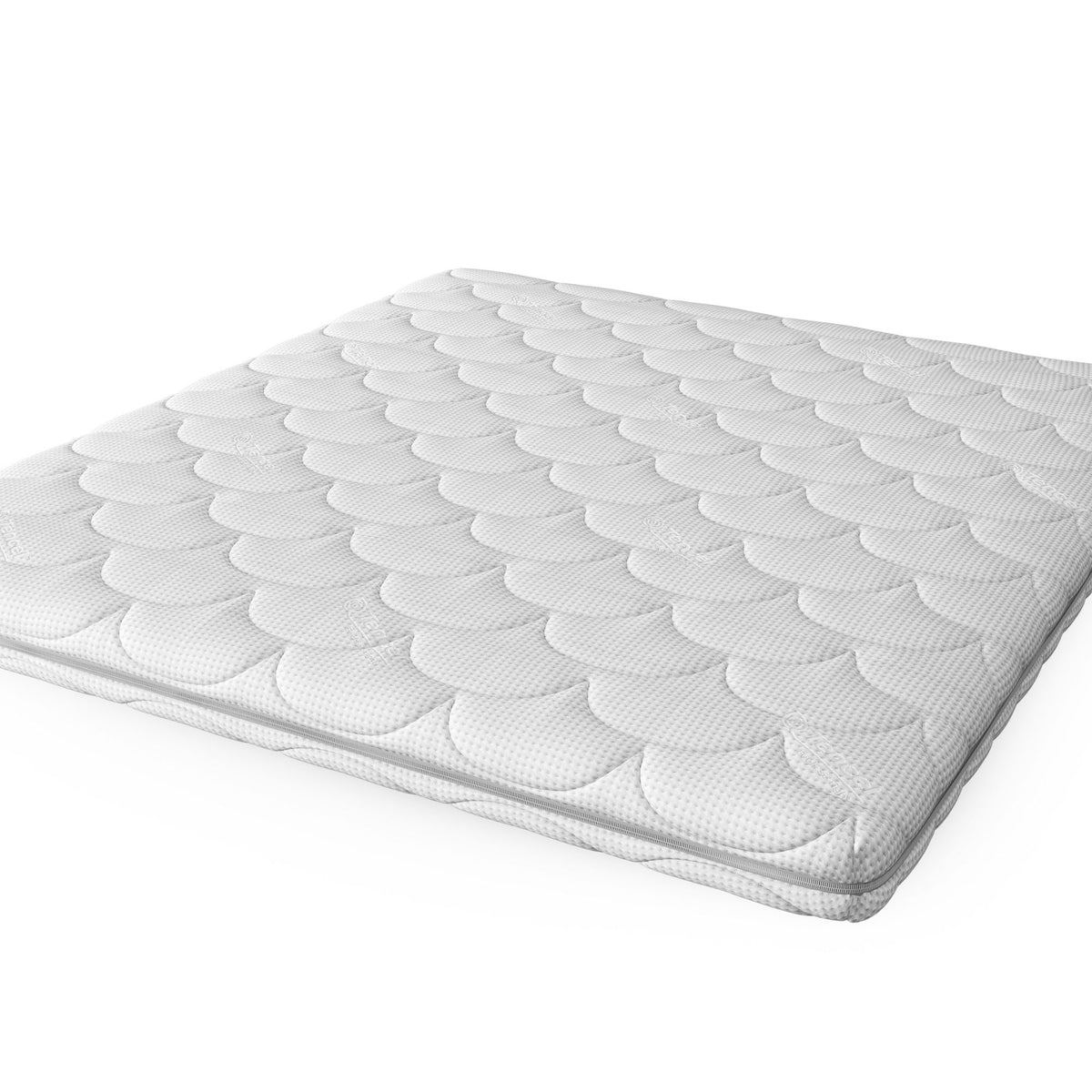 De Topdekmatras - Comfortschuim Tencel Tijk is een witte, rechthoekige topper met een geschulpte doorgestikt patroon, die drukverlichting en een huisstofmijtwerend oppervlak biedt voor een rustgevende slaap op een witte achtergrond.
