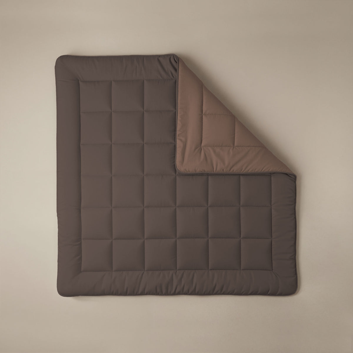 Het Zelesta Comfort Duo Dekbed in chocolade bruin & mokka heeft een vierkant, gewatteerd ontwerp waarvan één hoek is omgevouwen om de lichtere bruine onderkant te laten zien - ideaal als dekbed voor het hele seizoen voor comfort het hele jaar door.