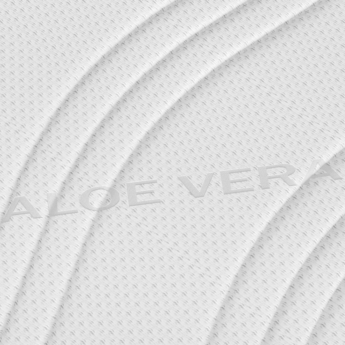 Close-up van de Topdekmatras - NASA Schuim Aloë Vera Tijk, met een witte, gestructureerde hoes met subtiele golfpatronen en "ALOE VERA" in reliëf in het midden, voor een drukverlagende ondersteuning.