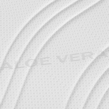 Close-up van de Topdekmatras - NASA Schuim Aloë Vera Tijk, met een witte, gestructureerde hoes met subtiele golfpatronen en "ALOE VERA" in reliëf in het midden, voor een drukverlagende ondersteuning.