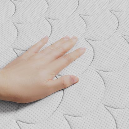 Een hand drukt op het witte, geometrisch gewatteerde oppervlak van de Topdekmatras - NASA Schuim Tencel Tijk en toont de drukverlagende ondersteuning voor comfortabel slapen.