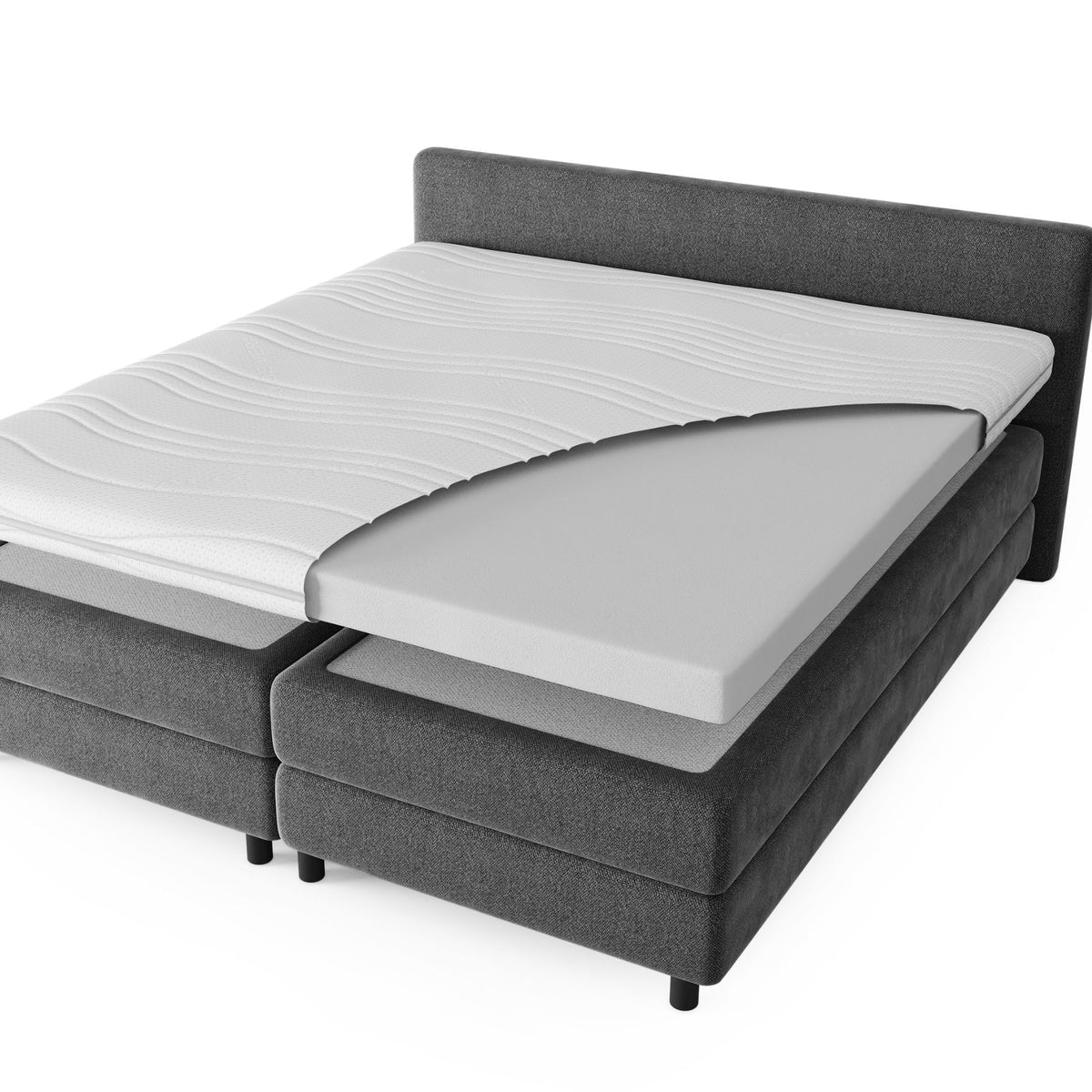 Een grijs gestoffeerd bed met een gedeelde bodem wordt getoond met een matras, waardoor het gelaagde schuiminterieur van de Topdekmatras - Comfortschuim Aloë Vera Tijk gedeeltelijk zichtbaar wordt.