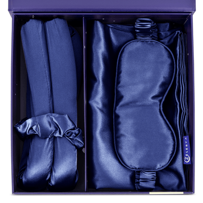 De Zelesta Sleeping Beauty Set - Bliss Blue bevat een blauw satijnen badjas, slaapmasker en anti-aging Mulberry zijden kussensloop, allemaal prachtig verpakt in een luxe paarse geschenkdoos.
